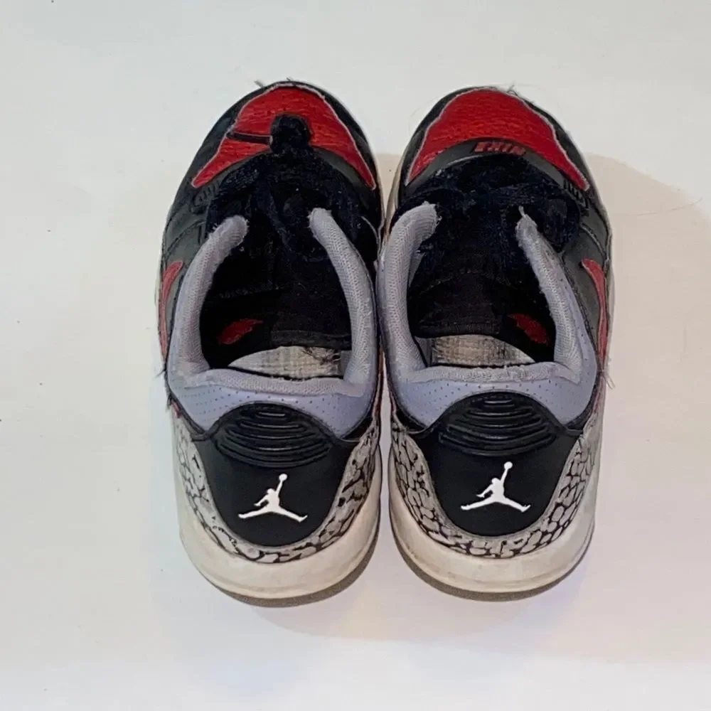 Nike Kids Black and Red Sneakers Size 2.5Y Not Insoles
